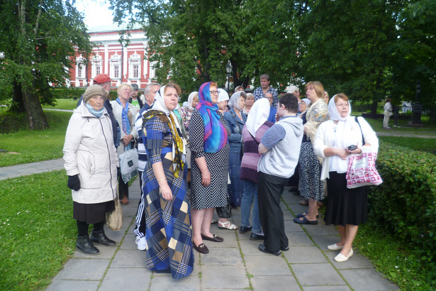 Жители Старого Крюково с ограничениями здоровья посетили Новодевичий монастырь