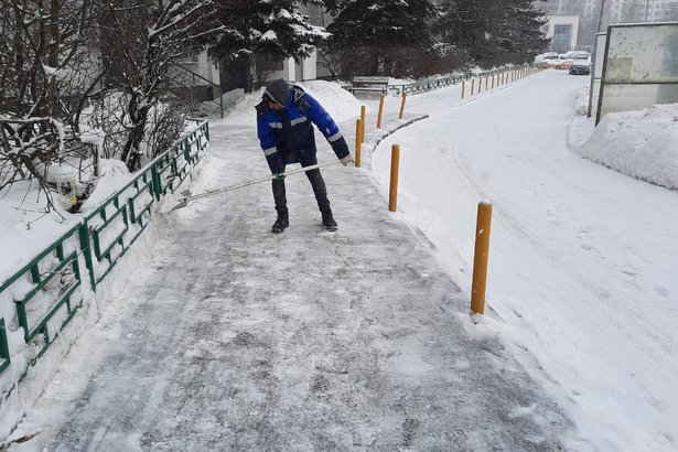 Коммунальщики Старого Крюкова продолжают борьбу со снегом