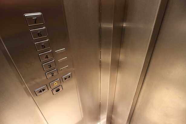 В текущем году в зеленоградских домах заменят 166 лифтов