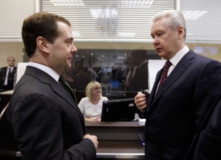 Медведев и Собянин проинспектировали МФЦ в Строгино