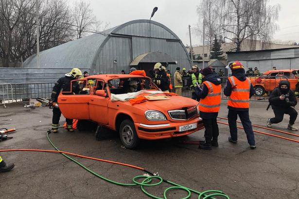 Зеленоградские пожарные стали победителями соревнований по проведению аварийно-спасательных работ при ДТП