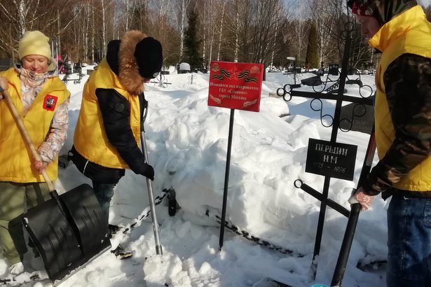 Специалисты ГБУ «Славяне» привели в порядок захоронения ветеранов