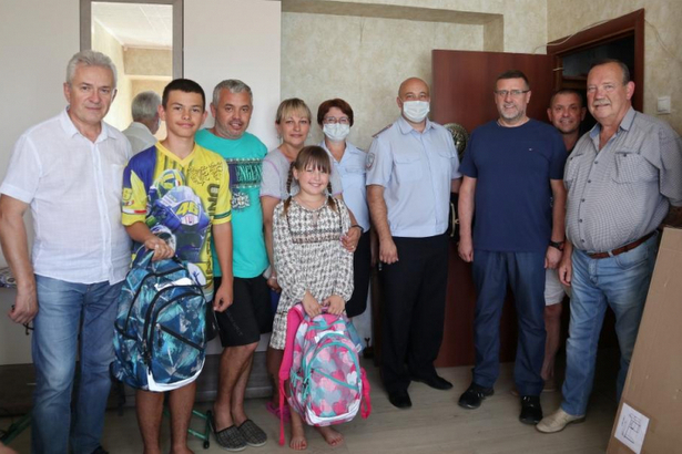 Полицейские и общественники Зеленограда помогли подготовить к школе детей из ДНР
