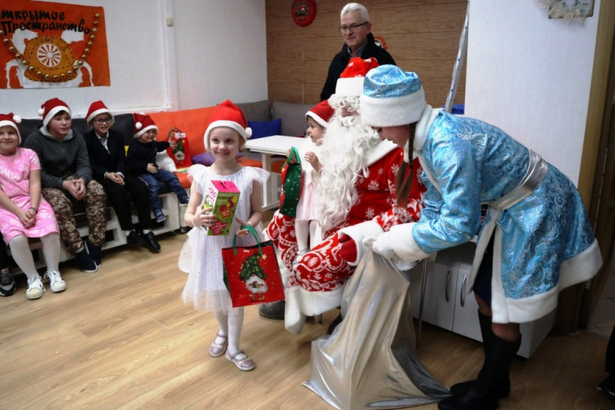 Сотрудники полиции и общественники устроили новогодний праздник для детей