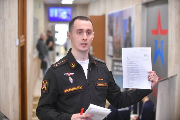 Заслуженный артист РФ Сергей Векслер поддержал пришедших на пункт отбора на военную службу по контракту