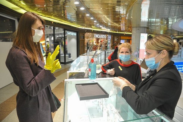 Инспекторы ОАТИ оштрафовали 68 покупателей без масок и перчаток в трех ТЦ на севере Москвы