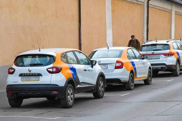 Собянин утвердил финансирование мер поддержки операторов такси и каршеринга