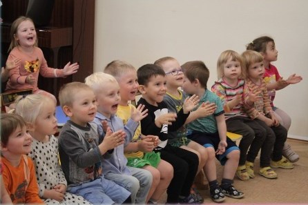 В Старом Крюково, в школе 853 детям показали кукольный спектакль "Путешествие колобка"