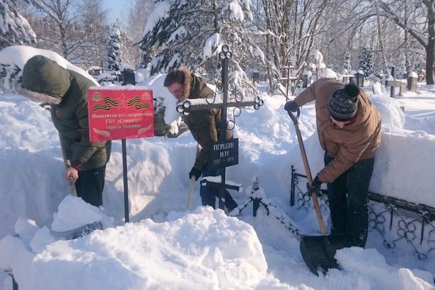 Центр «Славяне» Старого Крюково расчистил от снега могилы участников войны