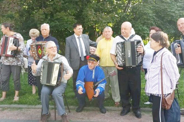 Зеленоградские баянисты порадовали музыкой отдыхающих на бульваре в Старом Крюково