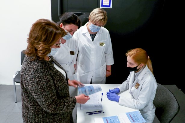 В Депздраве начались проверки сообщений о незаконной выдаче сертификатов о вакцинации