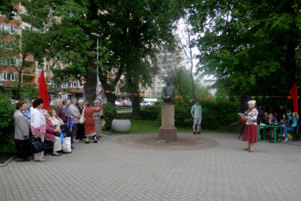 На сквере в 8-м микрорайоне Зеленограда прошел IV этап фестиваля «Литературно-музыкальная шкатулка»