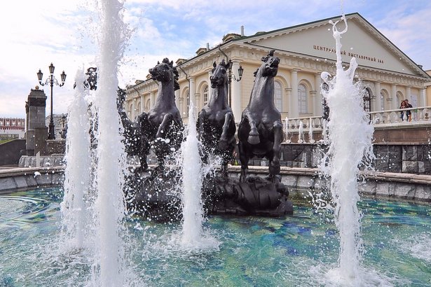 В Москве принялись за сезонную реконсервацию фонтанов