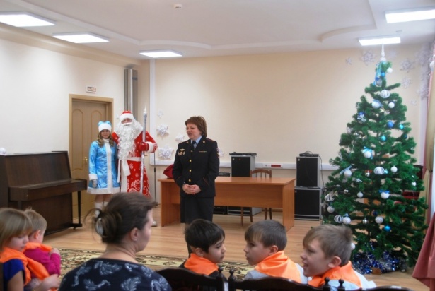 Воспитанников ЦПСиД поздравил с новым годом «Полицейский Дед Мороз»