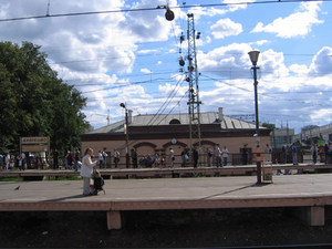 На станции Крюково приступили к ремонту третьей платформы 
