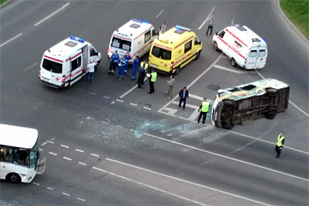 В ДТП на Крюковской площади пострадали две пассажирки перевернувшей маршрутки