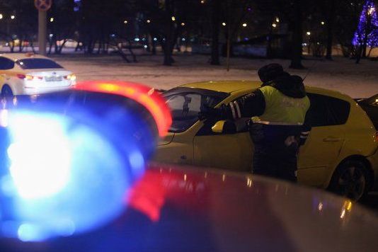 Сотрудники ГИБДД задержали водителя по подозрению в покушении на мелкое взяточничество