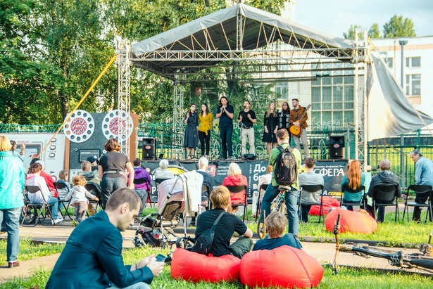 Вокальная студия «Интонация» в Озеропарке порадовала концертом зеленоградцев
