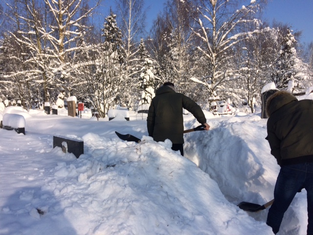 Снег похоронит. Могила зимой. Снежная могила. Уборка могил зимой. Сугроб на кладбище.
