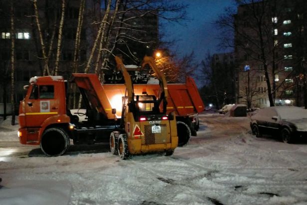 Сотрудники инженерной службы района Старое Крюково проводят работу по уборке и вывозу снега с дворовых территорий района