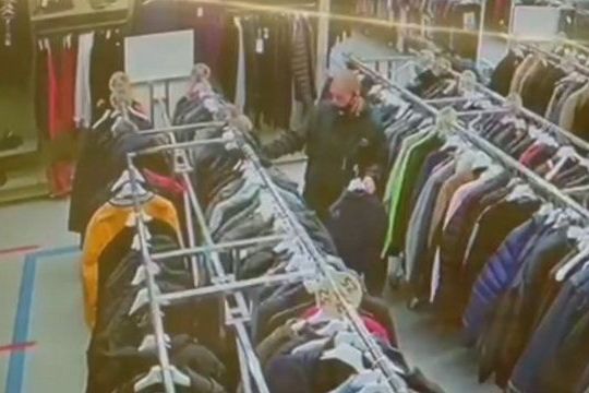 Полицейские задержали приезжего из ближнего зарубежья, который пытался украсть из магазина одежду