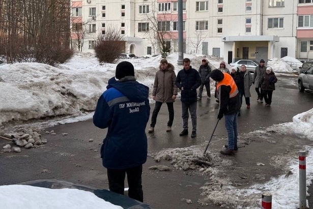 Глава управы Старое Крюково вместе с жителями осмотрел работы по замене лифтов в корпусе 840