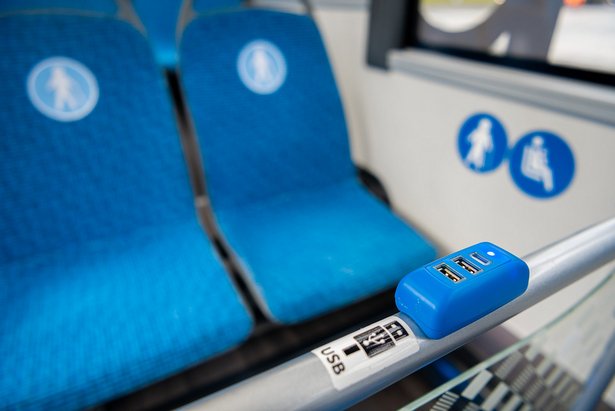 Сотрудники ЦОМП помогут маломобильным пассажирам зарядить телефон в транспорте