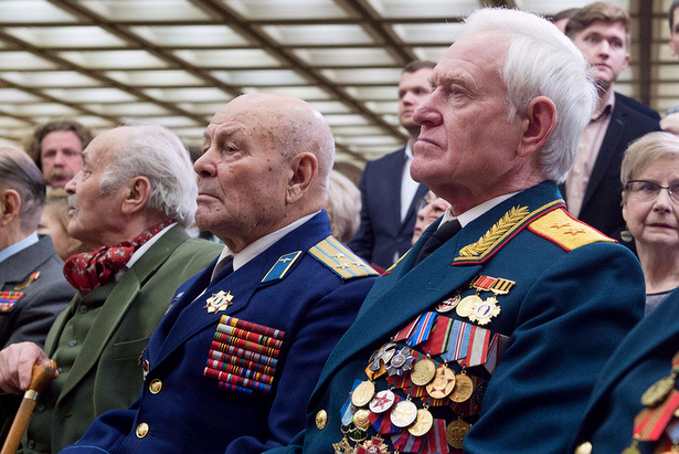 Около 15 тысяч московских ветеранов получат по 10 тыс. рублей к годовщине Битвы за Москву
