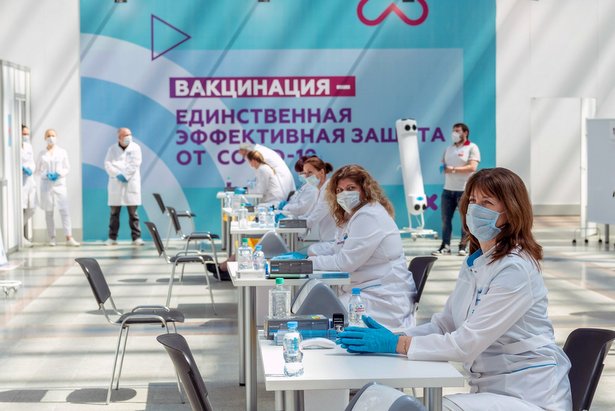 Специалисты МФЦ и соцработники помогают москвичам в центрах вакцинации