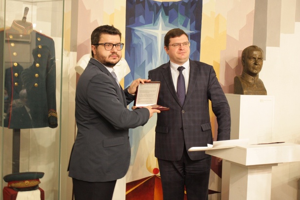 В фонды Музея Зеленограда передан памятный знак «80 лет битвы за Москву»
