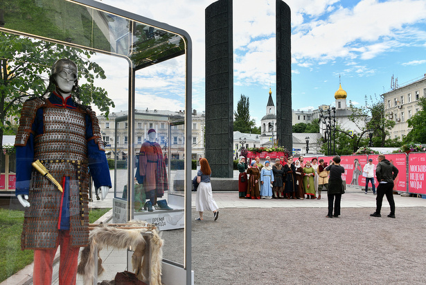 На 9 бульварах Москвы можно познакомиться с модой разных эпох