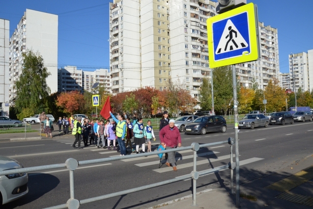 В Зеленограде сотрудники ГИБДД прогулялись с детьми по пешеходным маршрутам