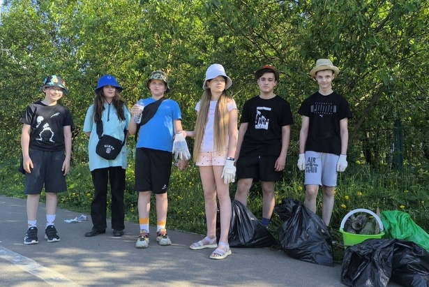 Волонтеры Дворца творчества убрали от мусора часть берегов Школьного озера