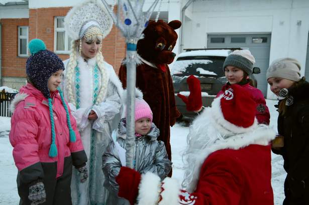 В гости к детям пришёл полицейский Дед Мороз с друзьями