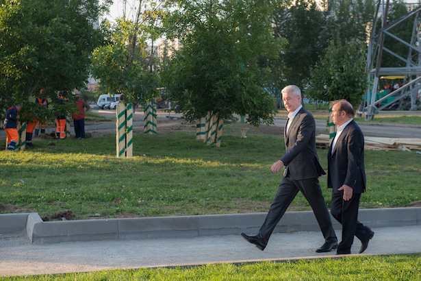 Собянин осмотрел ход работ по благоустройству парка 850-летия Москвы