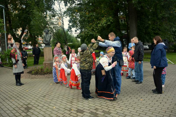«Творческий лицей» поздравил жителей с Днем города в Пушкинском сквере