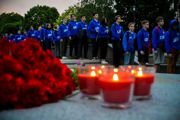 Зеленоградские молодогвардейцы почтили память павших на войне зажжением свечей