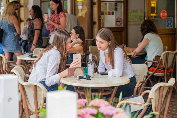 В Москве у посетителей кафе и ресторанов начали проверять QR‑код