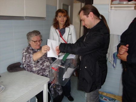 Члены участковых избирательных комиссий района Старое Крюково выезжают на дом к избирателям