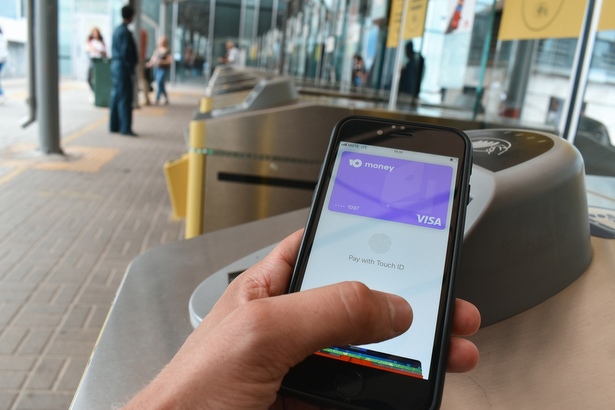 Пассажиры МТППК всё чаще оплачивают проезд банковской картой или смартфоном на турникетах