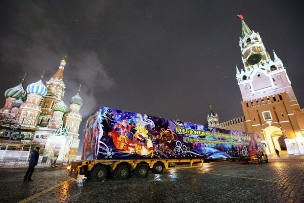 В Московский Кремль торжественно доставили главную ёлку страны