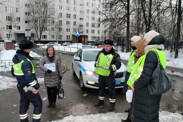Инспекторы ГИБДД Зеленограда совместно с родителями учащихся района Старое Крюково провели профилактическую акцию