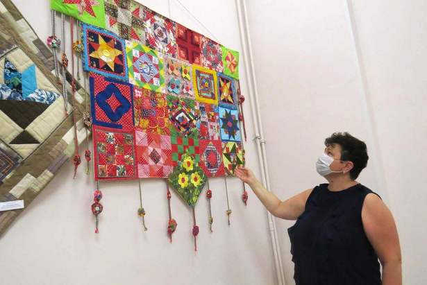 В Творческом лицее проходит выставка «30 лет лоскутного шитья»