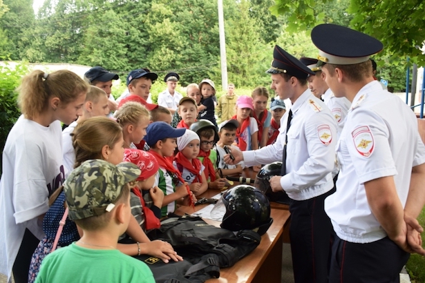 Школьники из детского лагеря посетили с экскурсией отдельную роту ДПС в Зеленограде