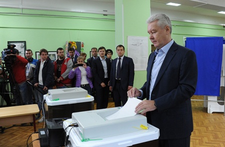 Сергей Собянин отдал свой голос на избирательном участке № 90