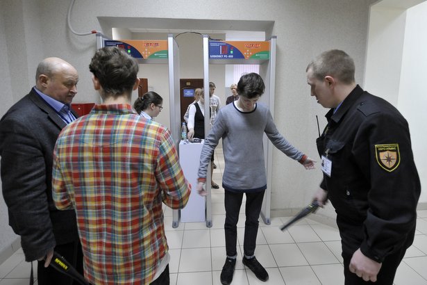 Депутат госдумы предложил прекратить досмотр школьников перед ЕГЭ
