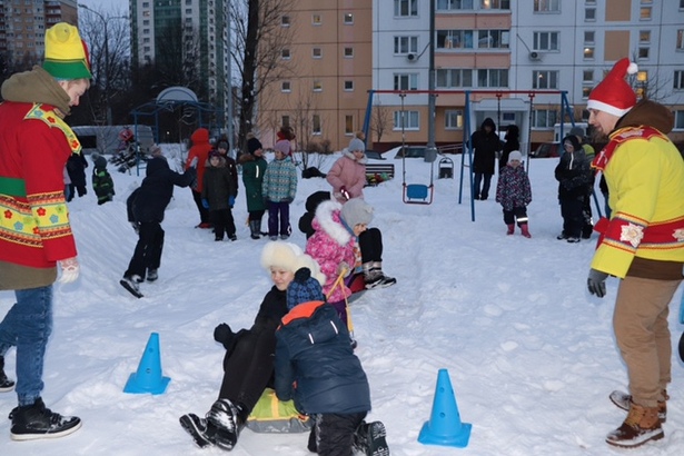 Юные жители района Старое Крюково соревновались в построении снежной крепости