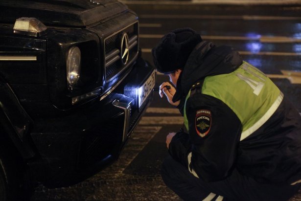 Сотрудники ГИБДД задержали на Крюковской площади водителя с поддельными правами