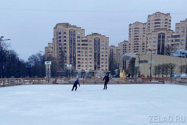 На площади Юности после ремонта открылся каток с искусственным льдом