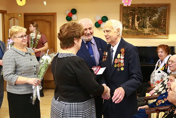 В филиале «Солнечный» ГБУ ТЦСО «Зеленоградский» ветеранам ВОВ вручили юбилейные медали